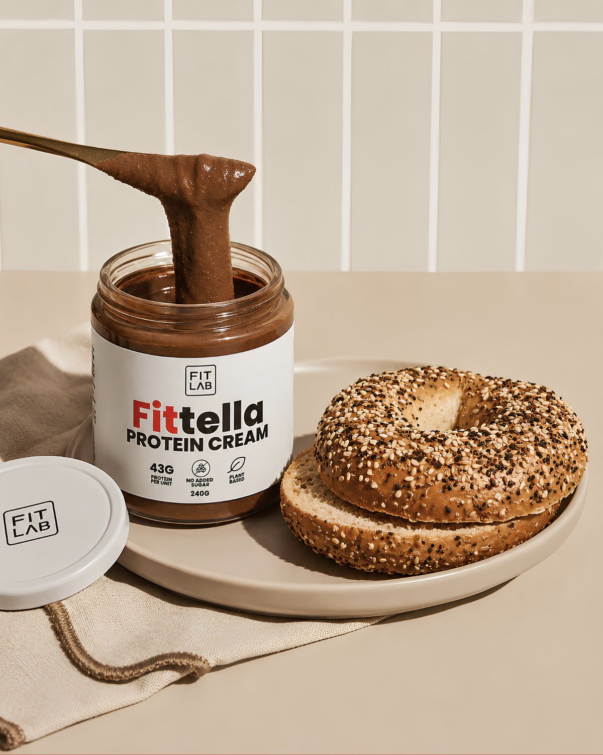 Fittella servida junto a un bagel